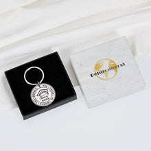 Load image into Gallery viewer, Class of 2022 Graduation Gifts for Him Her Senior 2022 High School College Graduation Gifts for Boys Girls Grad 8th Grade PhD Graduation Gifts for Son Daughter The Tassel is Worth The Hassle Keychain

